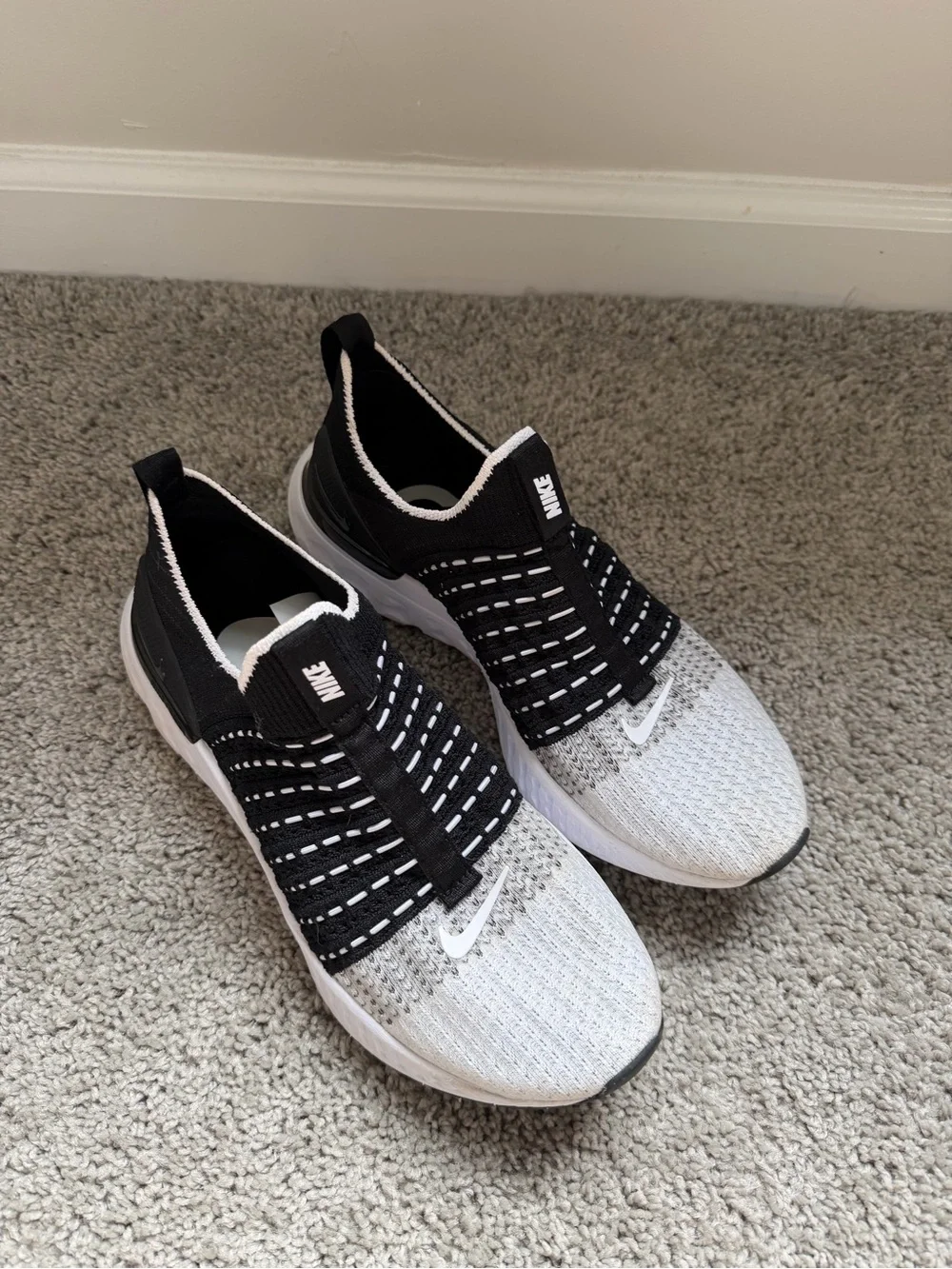 Women's Nike React Phantom Run Flyknit 2 Black White Size 9 - Picture 2 of 6